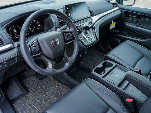 Used 2026 Honda Odyssey Touring image 2