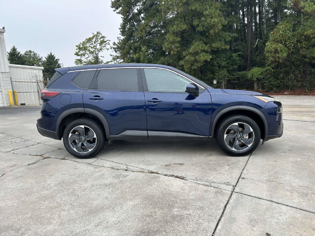 Used 2025 Nissan Rogue SV FWD image 2