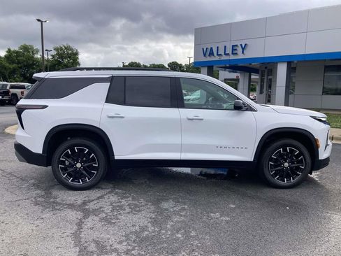 New 2026 Chevrolet Traverse LT w/ Sun and Wheel Package FWD image 2