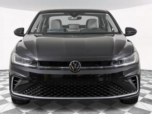 Used 2025 Volkswagen Jetta SE w/ Sunroof Package FWD image 13