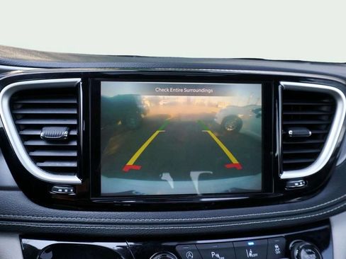 Used 2022 Chrysler Pacifica Touring-L AWD/4WD image 32