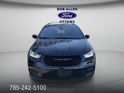 Used 2025 Chrysler Pacifica Limited image 5