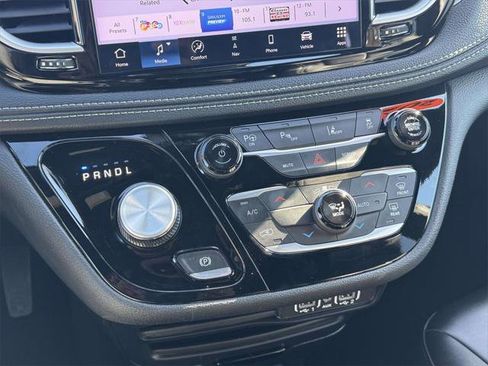 Used 2024 Chrysler Pacifica Limited image 27