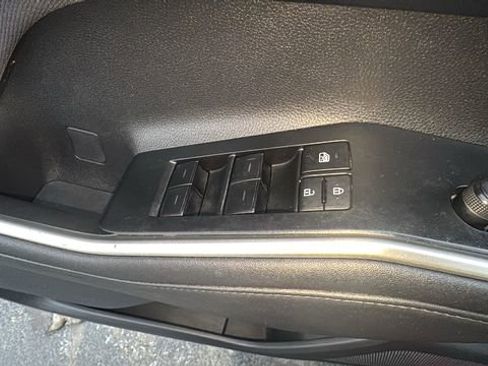 Used 2024 Toyota Highlander LE image 16