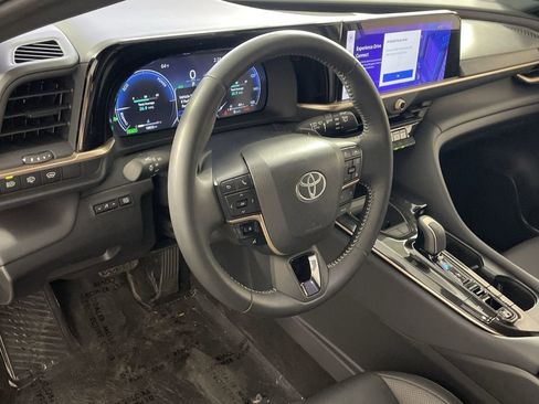 Used 2025 Toyota Crown Signia Limited image 10