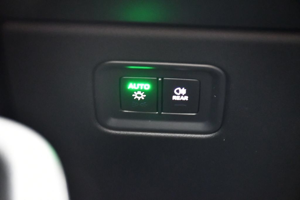 Certified 2025 Porsche Macan 4S Electric AWD/4WD image 24
