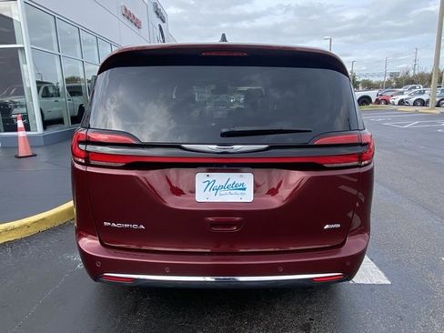 Used 2023 Chrysler Pacifica Touring-L image 7