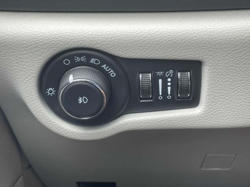 Used 2024 Chrysler Pacifica Touring-L FWD image 18