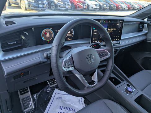 Used 2025 Volkswagen Tiguan SE R-Line image 10