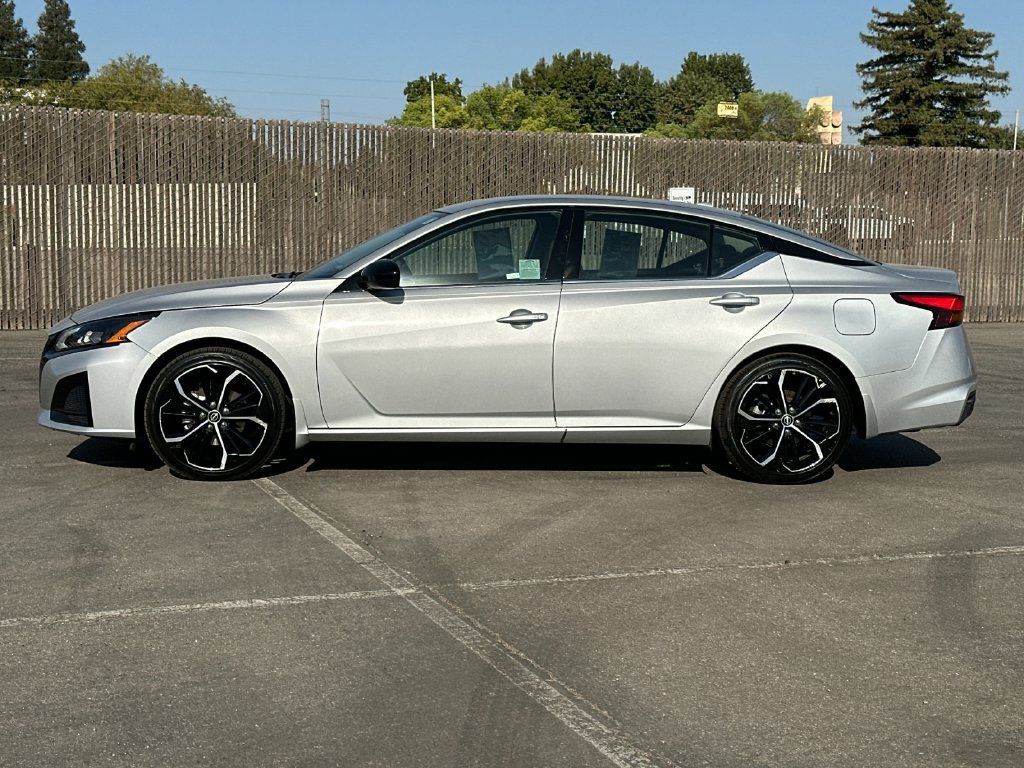 Used 2025 Nissan Altima 2.5 SR FWD image 6