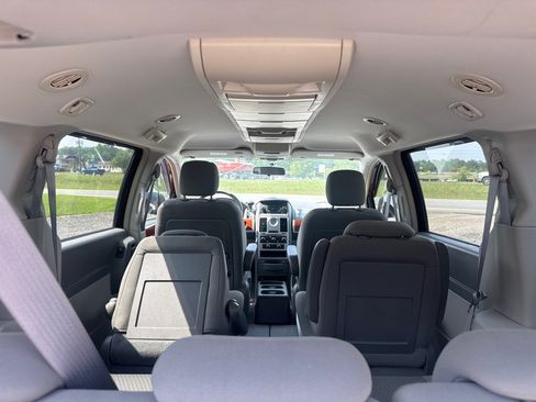 Used 2009 Chrysler Town & Country Touring FWD image 22