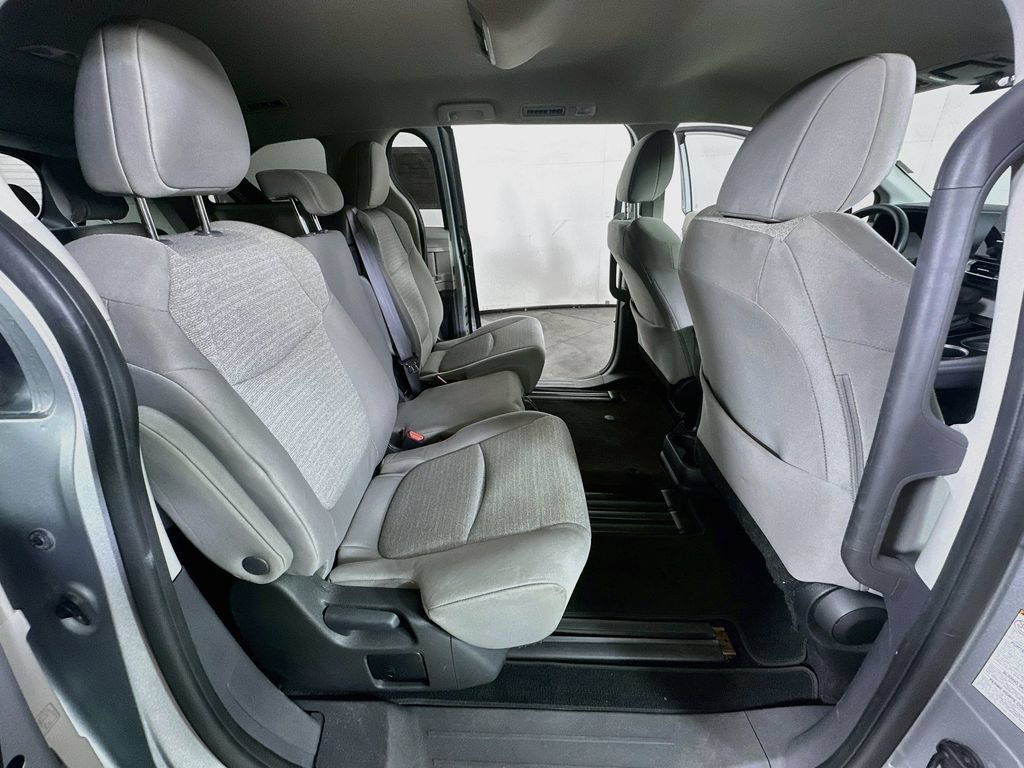 Used 2024 Toyota Sienna LE FWD image 12