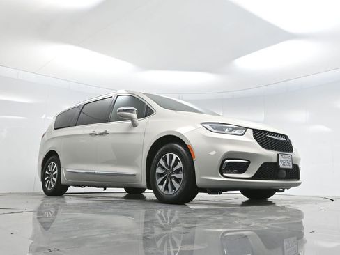 Used 2021 Chrysler Pacifica Limited w/ Premium & Safety Sphere Group image 56