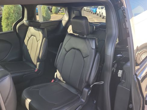 New 2026 Chrysler Pacifica Select image 11