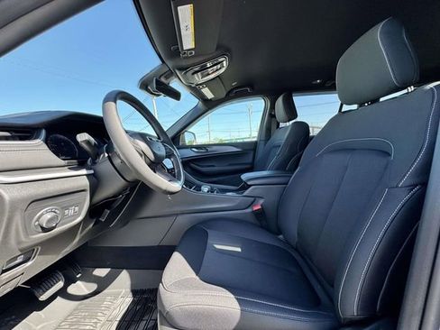 New 2025 Jeep Grand Cherokee Laredo w/ Luxury Tech Group I AWD/4WD image 18