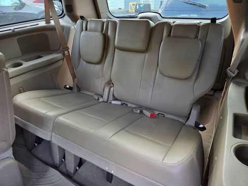 Used 2016 Chrysler Town & Country Touring w/ Driver Convenience Group FWD image 12