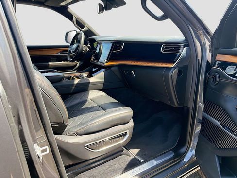 Used 2022 Jeep Grand Wagoneer Series III w/ Flexible Seating Group AWD/4WD image 15