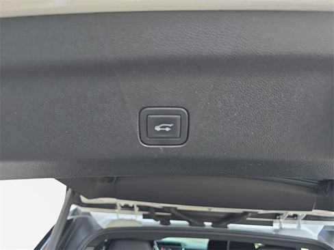 Used 2024 GMC Yukon Denali w/ Advanced Technology Package image 17