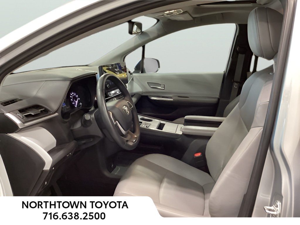 Used 2025 Toyota Sienna XLE FWD image 10