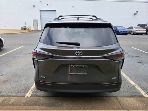 Used 2025 Toyota Sienna XLE FWD image 7