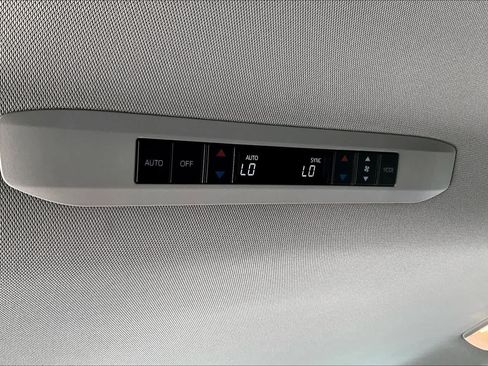 Used 2026 Toyota Sienna XLE FWD image 35
