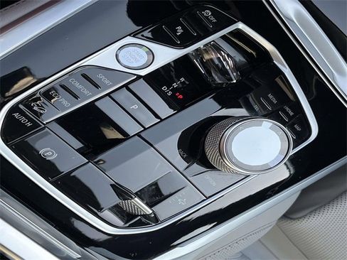 Used 2024 BMW X7 xDrive40i w/ Executive Package image 44