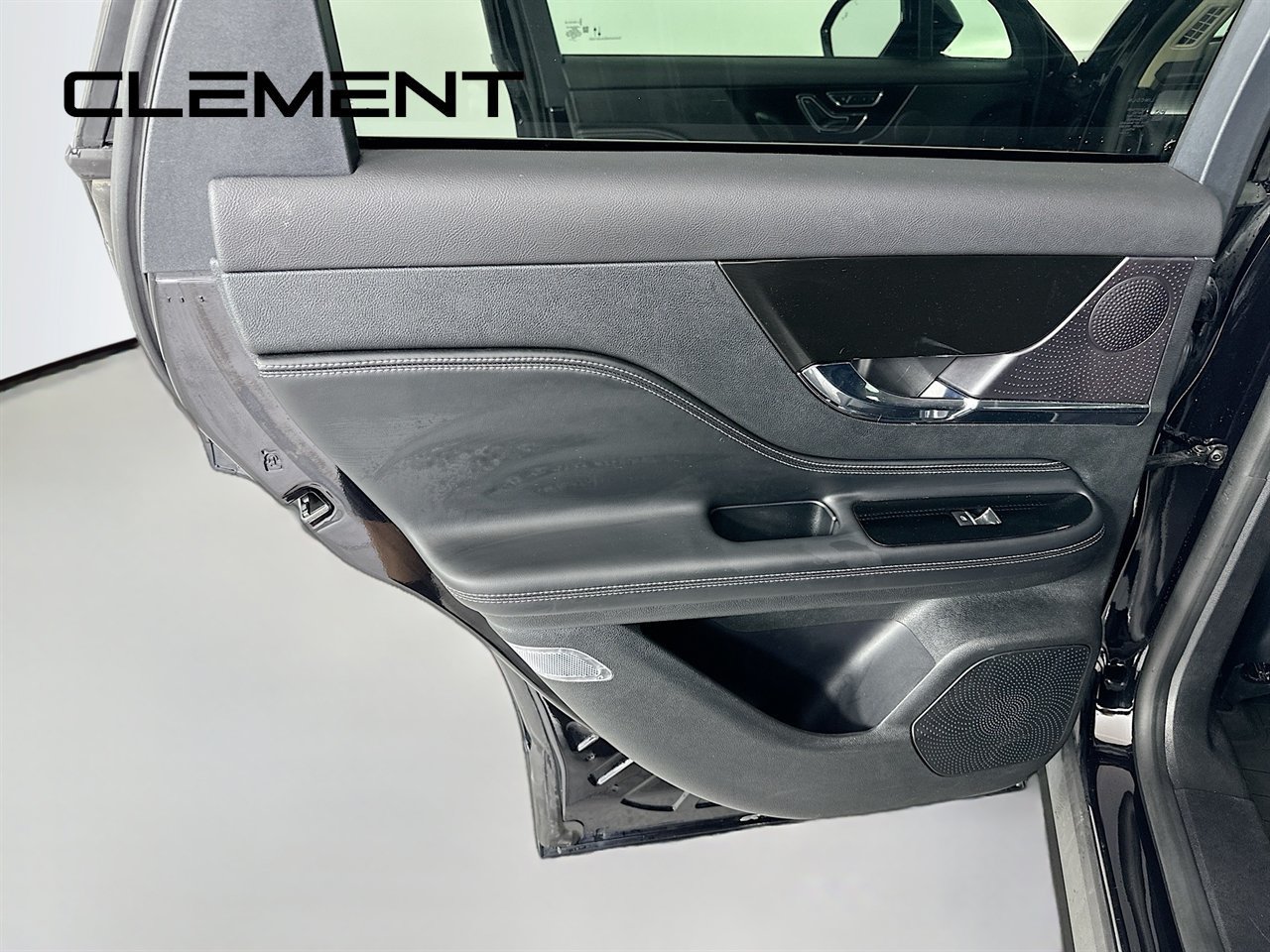 Used 2025 Lincoln Corsair AWD image 29