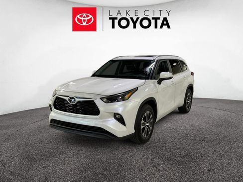 Used 2024 Toyota Highlander XLE image 1
