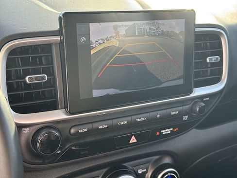 Used 2024 Hyundai Venue SEL image 25