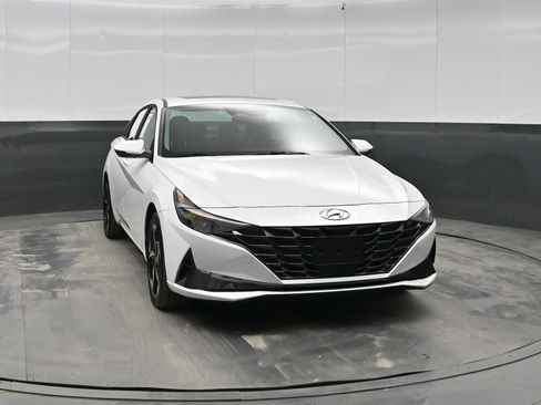Used 2023 Hyundai Elantra Limited image 2