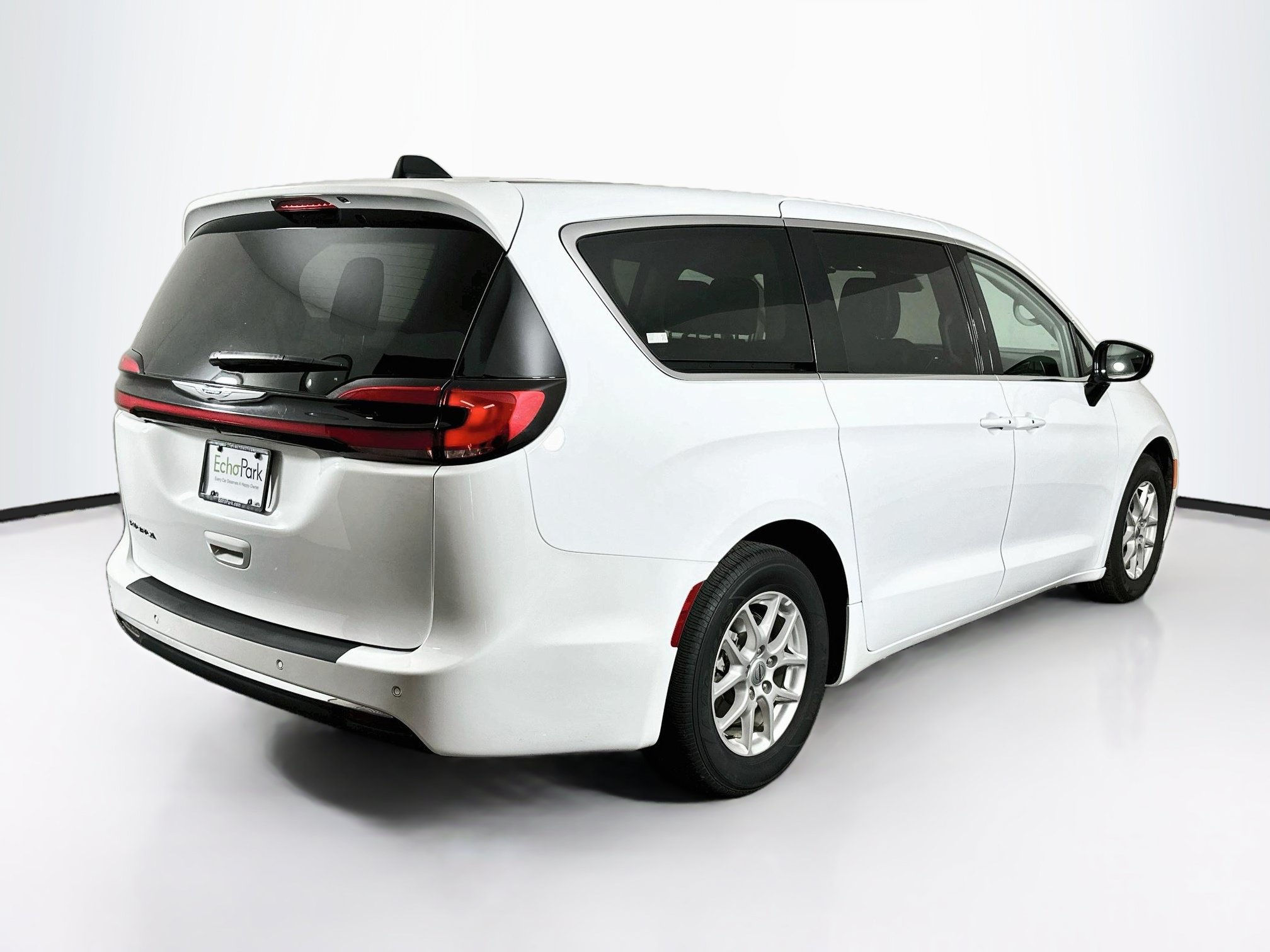 Used 2024 Chrysler Pacifica Touring-L FWD image 9