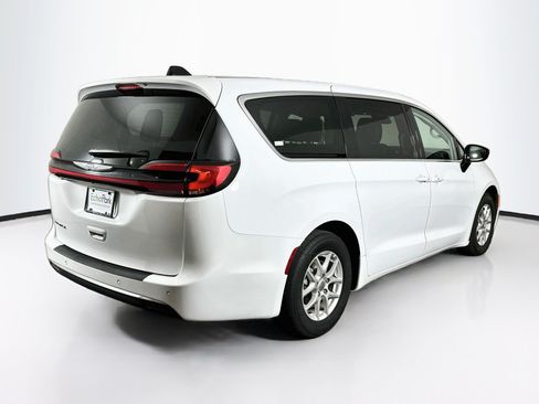 Used 2024 Chrysler Pacifica Touring-L FWD image 9