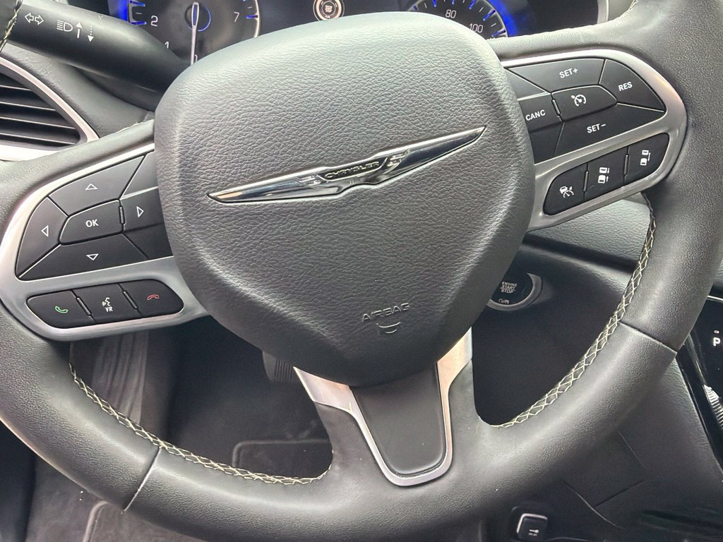 Used 2025 Chrysler Pacifica Select FWD image 19