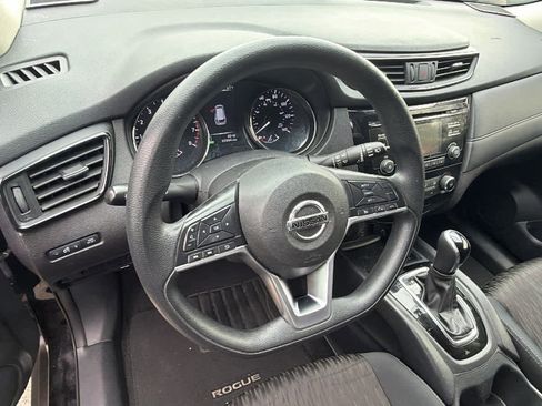 Used 2017 Nissan Rogue S w/ S Family Package image 10