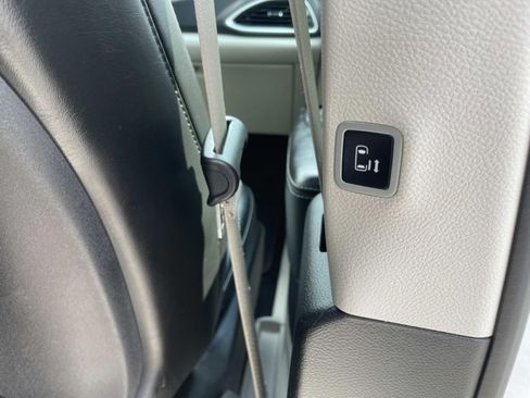 Used 2024 Chrysler Pacifica Touring-L FWD image 21