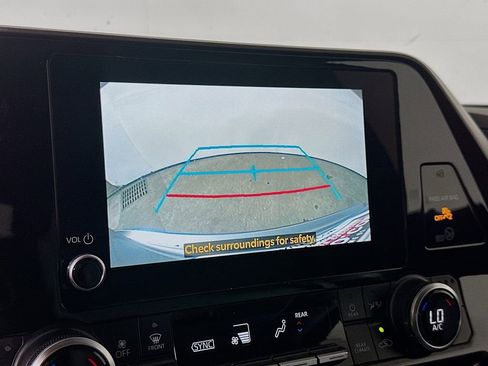 Used 2023 Toyota Highlander XLE image 9