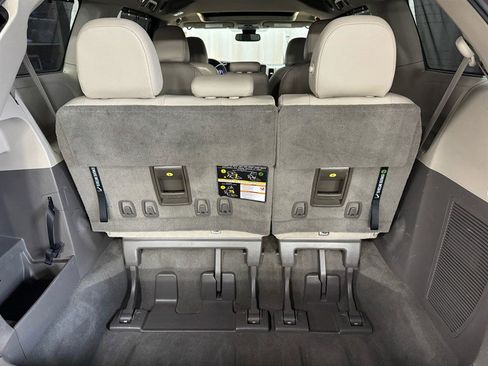 Used 2019 Toyota Sienna XLE image 21