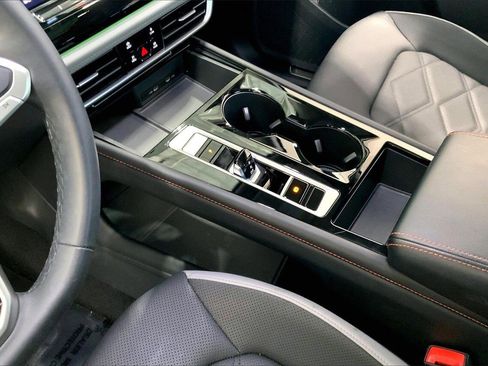 Used 2024 Volkswagen Atlas Peak Edition SE image 17