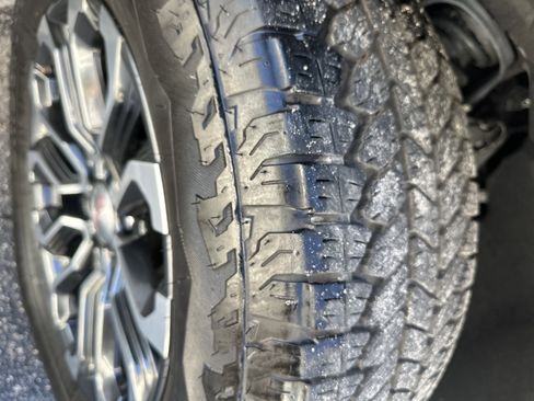 Used 2024 GMC Canyon Denali image 7