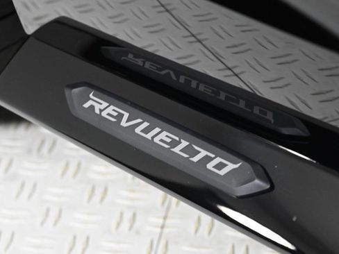 Used 2024 Lamborghini Revuelto image 30