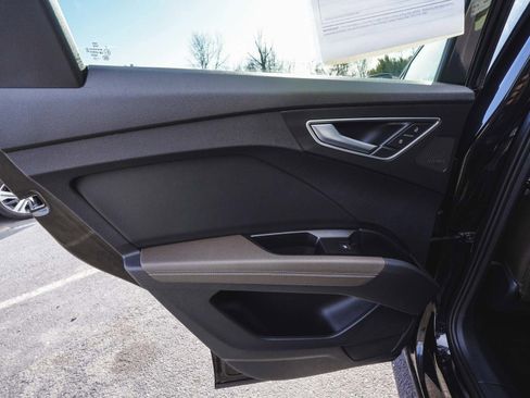 Used 2025 Audi Q4 e-tron Premium Plus image 12