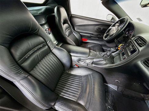 Used 2004 Chevrolet Corvette Convertible w/ Preferred Equipment Group RWD image 16