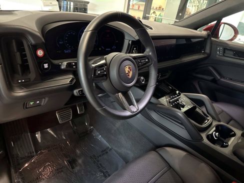 Used 2025 Porsche Cayenne GTS AWD/4WD image 4