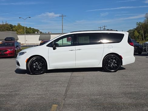 New 2026 Chrysler Pacifica Select w/ S Appearance Package image 4