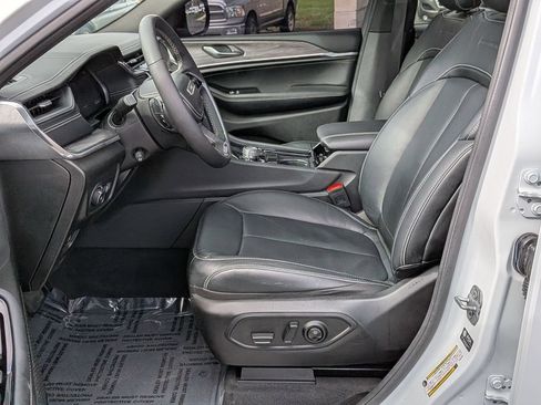 Used 2025 Jeep Grand Cherokee Overland AWD/4WD image 10