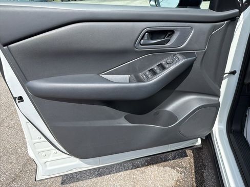 Used 2025 Nissan Rogue S AWD/4WD image 15