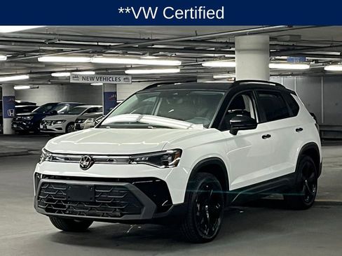 Used 2025 Volkswagen Taos SE AWD/4WD image 3