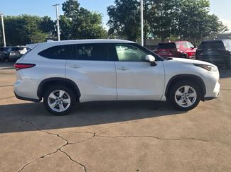 Used 2021 Toyota Highlander L FWD video 4