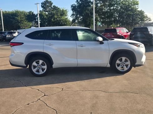 Used 2021 Toyota Highlander L FWD image 4