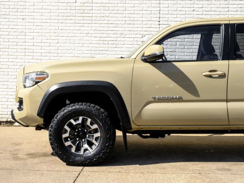 Used 2017 Toyota Tacoma TRD Off-Road AWD/4WD image 11